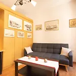 Andrew\'S Old Town Apartment By Corfuescapes